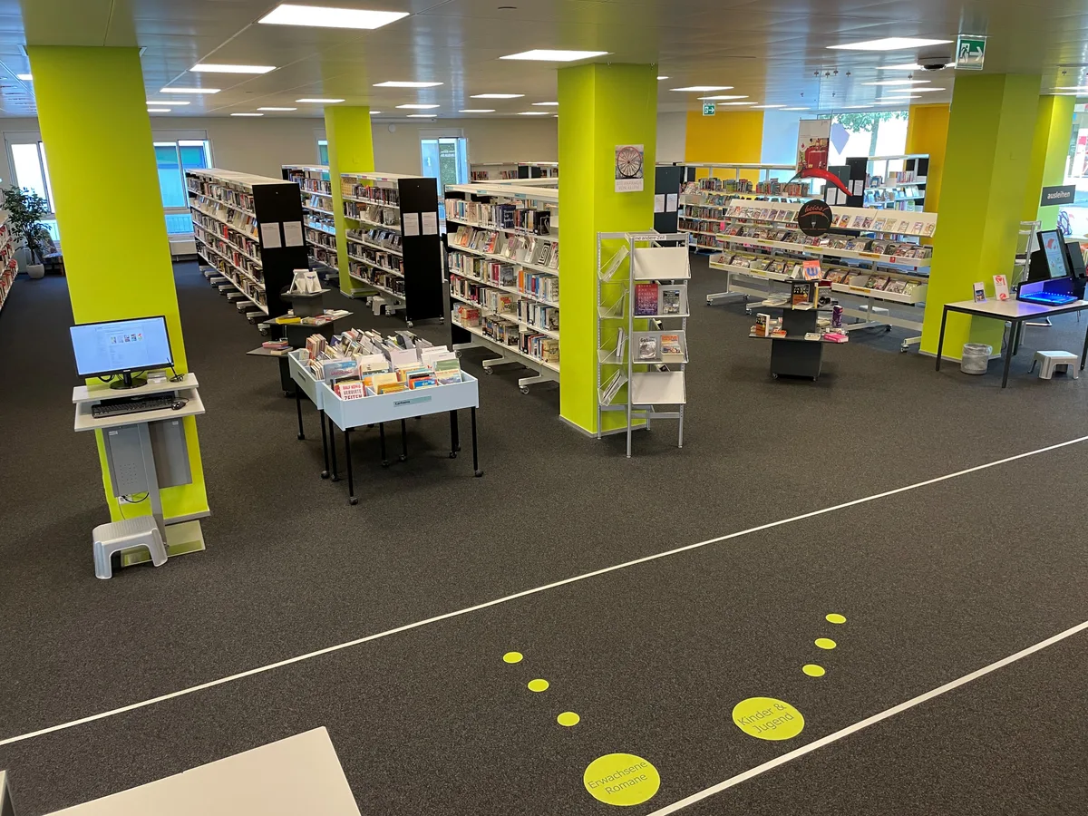 Ein Wunsch, der in Erfüllung ging: Heute strahlt die Bibliothek in Farbe. Man sieht die Ustermer Stadtbibliothek.